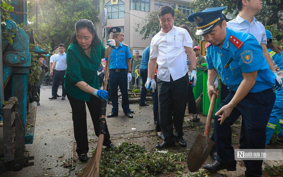 Bí thư Hà Nội cùng người dân xuống đường dọn rác sau bão số 3