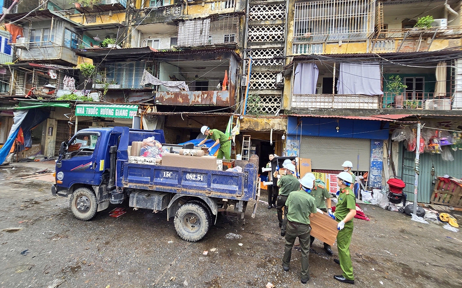 Hải Phòng: Giúp đỡ các hộ dân di chuyển tài sản khỏi 2 chung cư bị nghiêng do bão