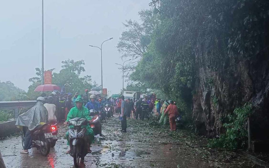 Mưa lớn, cây trên vách đá đổ xuống đè trúng 2 bố con đi đường