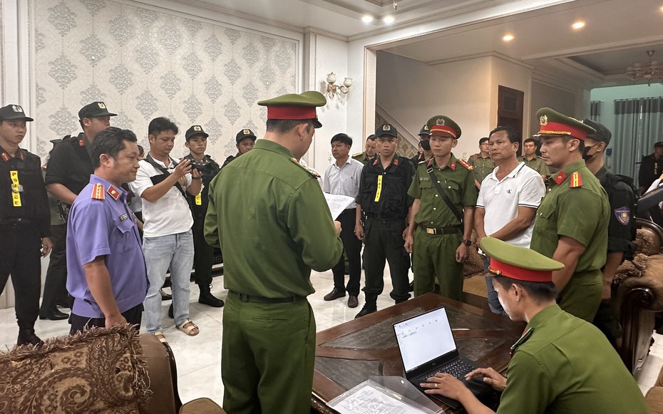 Hàng chục cảnh sát đón lõng, bắt giữ ông trùm "cát tặc" trên đường lẩn trốn