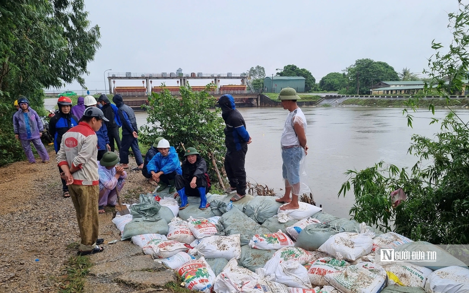 Thành phố Sầm Sơn kịp thời khắc phục các đoạn đê bao xung yếu