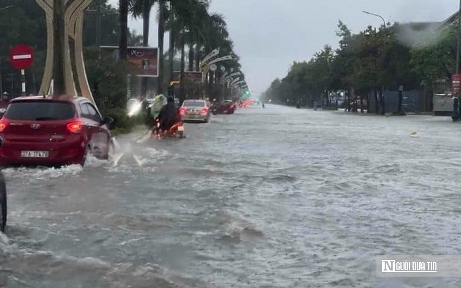 Mưa lớn kéo dài, nhiều tuyến đường ở Tp.Vinh ngập nặng, hàng loạt xe chết máy