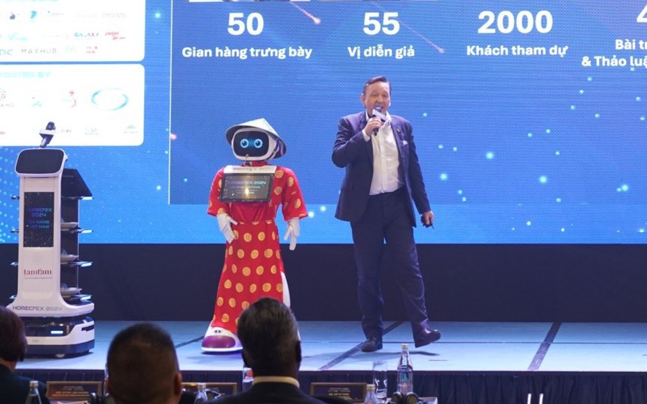 Tận thấy robot đội nón lá, quảng bá du lịch trị giá 15.000 USD