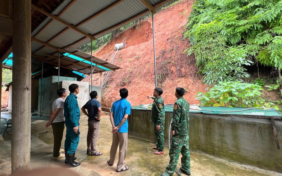 Sạt lở núi, di dời khẩn cấp 26 hộ dân ở Nghệ An