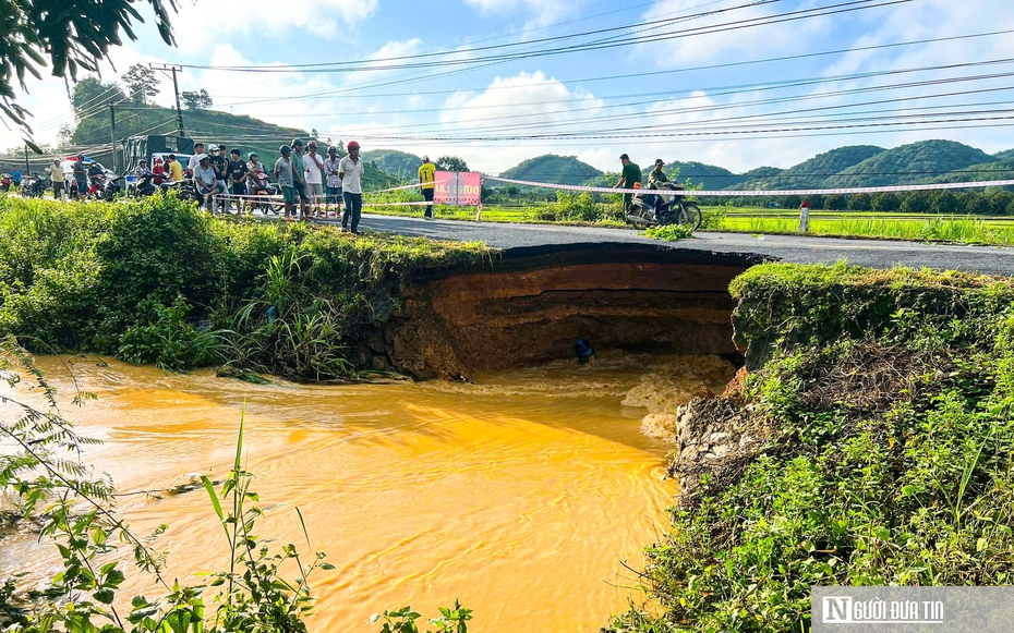 Sạt lở nghiêm trọng, nguy cơ đứt gãy tuyến đường ĐT27