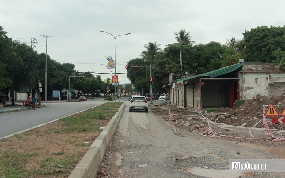 Dự án hơn 300 tỷ bỗng tạm dừng, gây nhếch nhác, nguy hiểm cho người đi đường