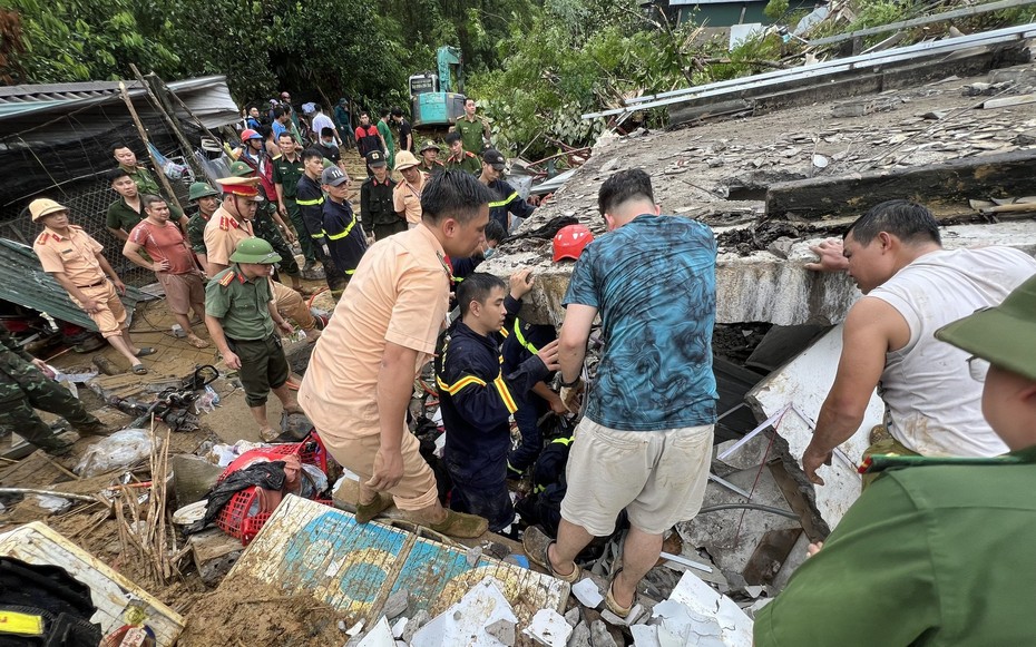 Hà Giang: Mưa lớn gây sạt lở đồi vùi lấp 4 ngôi nhà, 5 ô tô, nhiều người thương vong