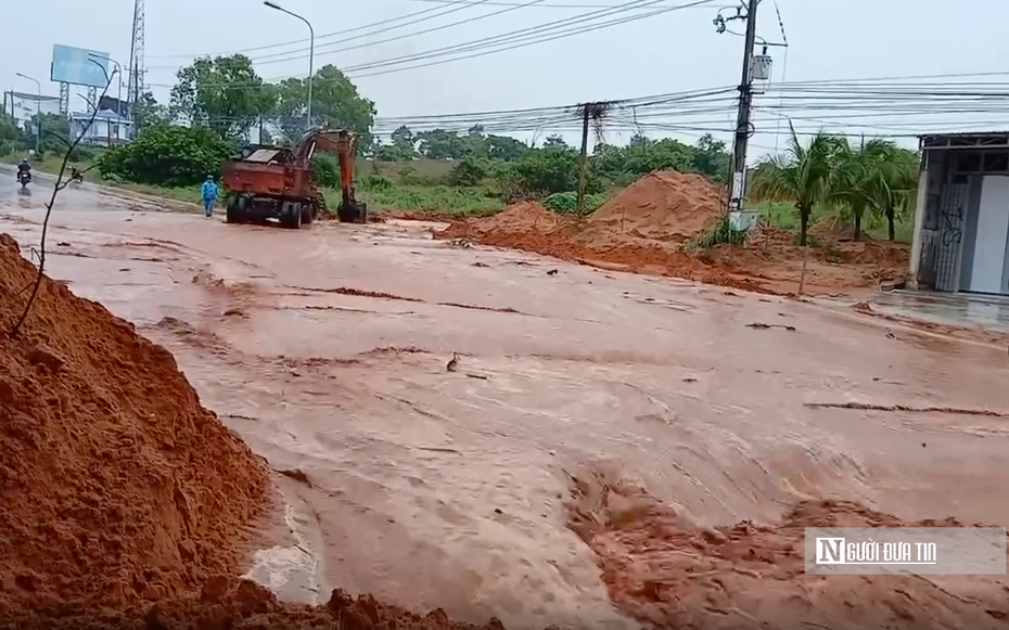 Bình Thuận: Tiếp tục xảy ra cát tràn, nước chảy xuống tuyến đường du lịch