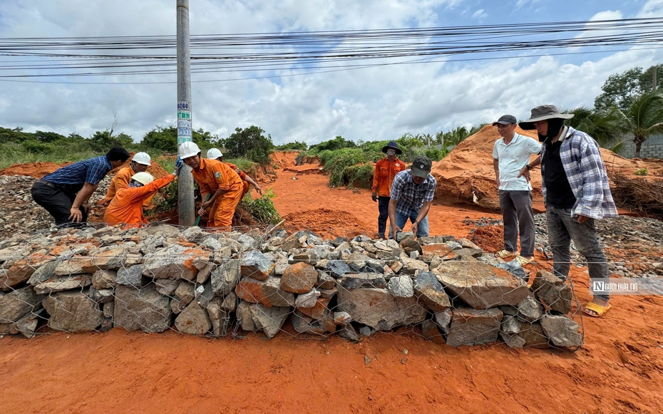 Vụ lũ cát tràn xuống đường 3 ngày liên tiếp ở Bình Thuận: Dùng rọ đá tạm thời để ngăn dòng chảy