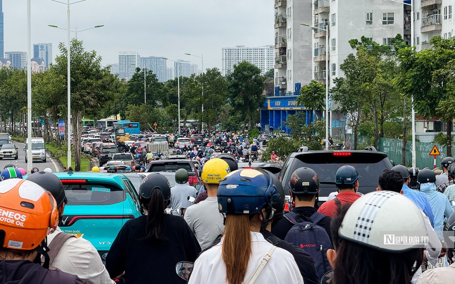 Cây đổ ngang đường, giao thông Hà Nội ùn tắc sáng đầu tuần