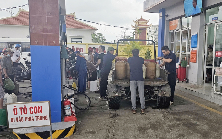 Người dân ngoại thành Hải Phòng đổ xô đi mua máy phát điện, sim điện thoại