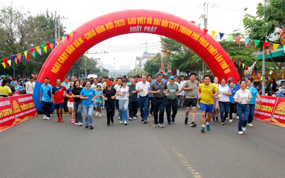 Hơn 2.200 người tham gia ngày chạy đầu năm mới tại Bình Thuận