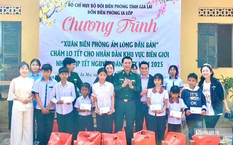 Gia Lai: Đồn Biên phòng Ia Lốp tặng quà, chúc Tết bà con biên giới