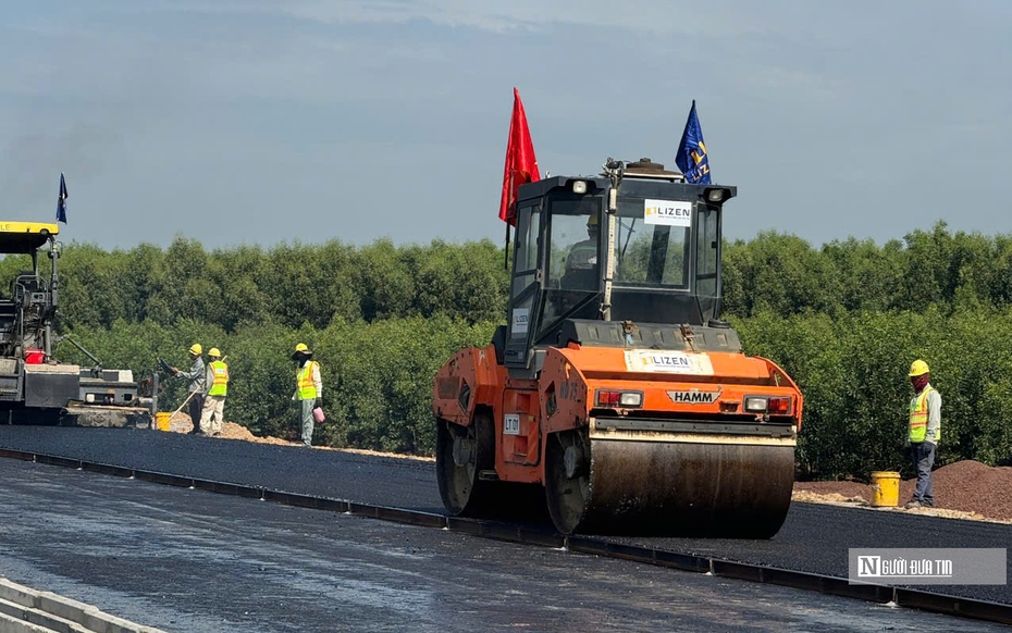 Cao tốc Biên Hòa - Vũng Tàu đoạn qua Đồng Nai: Cận cảnh những mét thảm nhựa đầu tiên