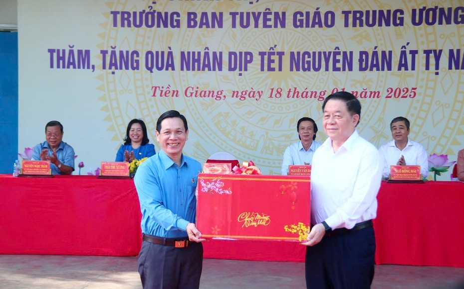 Trưởng Ban Tuyên giáo Trung ương trao quà Tết cho công nhân tại Tiền Giang