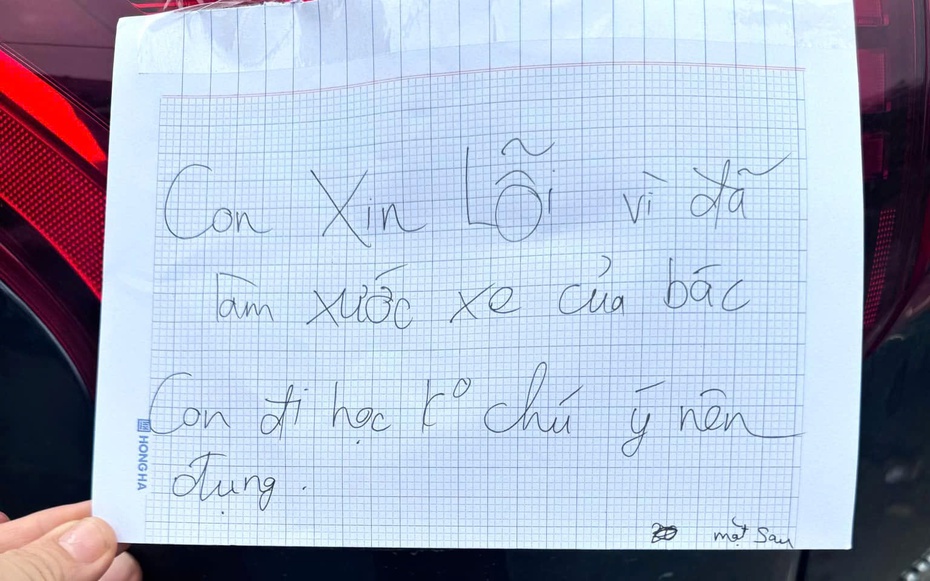 Tông xe đạp vào ô tô, nam sinh để lại tờ giấy khiến chủ xe xúc động