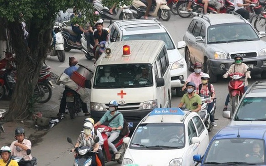 Bộ Công an nói về trường hợp "vượt đèn đỏ nhường đường cho xe cấp cứu"