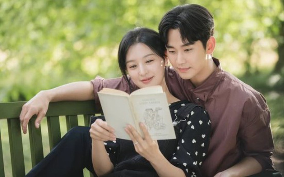 Kim Soo Hyun nói gì về tin hẹn hò Kim Ji Won?