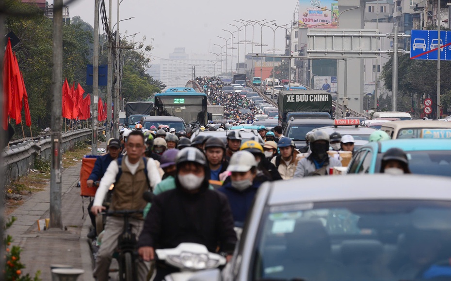 Hà Nội: Ùn ứ trên mọi nẻo đường, người dân vất vả về quê đón Tết