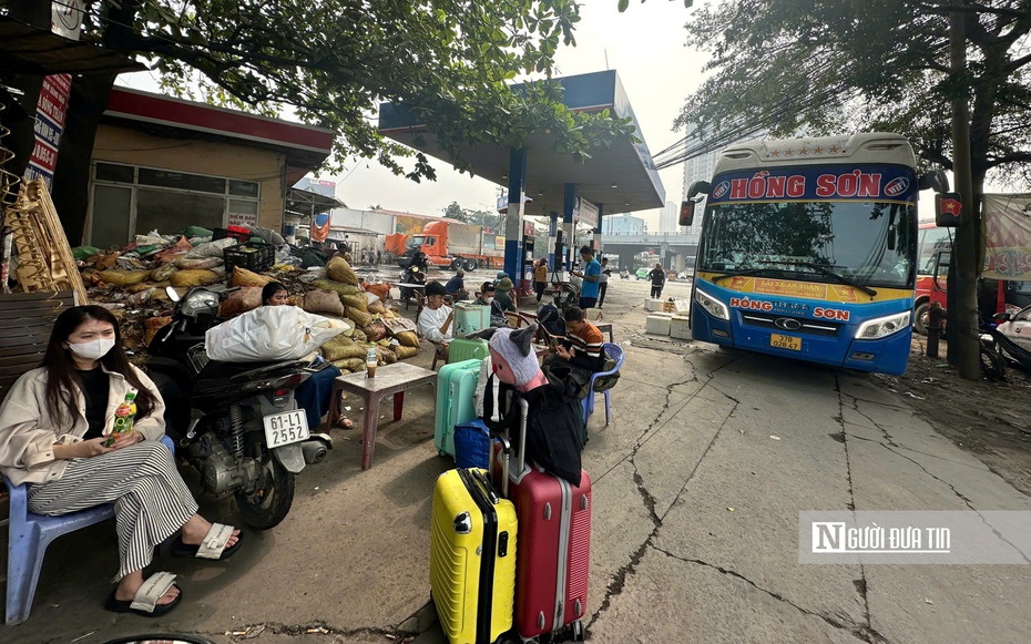 Vận tải hành khách dịp Tết: Biến cây xăng thành "bến cóc"