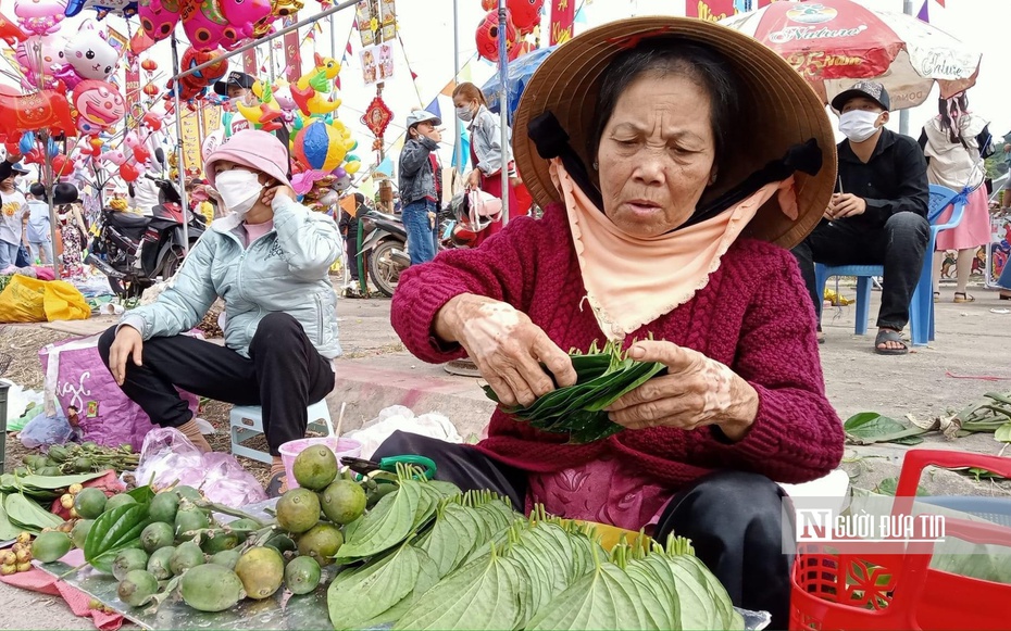 Độc đáo "chợ viềng" họp sau đêm Giao thừa để cầu may tại Bình Định