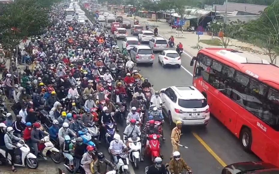 Phương tiện dày đặc qua cầu Rạch Miễu ngày mùng 2 Tết Ất Tỵ