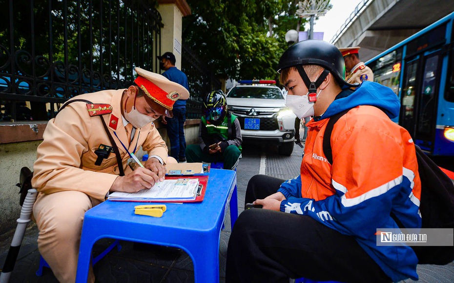 Lương 2 triệu đồng, tài xế mếu máo khi bị xử phạt 5 triệu đồng vì đi trên vỉa hè