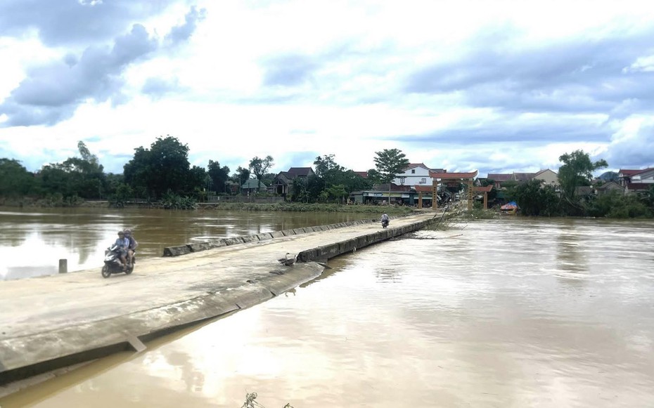 Nam thanh niên lao mình xuống dòng nước xiết, cứu bé 7 tuổi bị lũ cuốn trôi