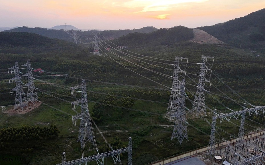Dự án Đường dây 500 kV Lào Cai - Vĩnh Yên đóng điện vượt tiến độ 8 tháng