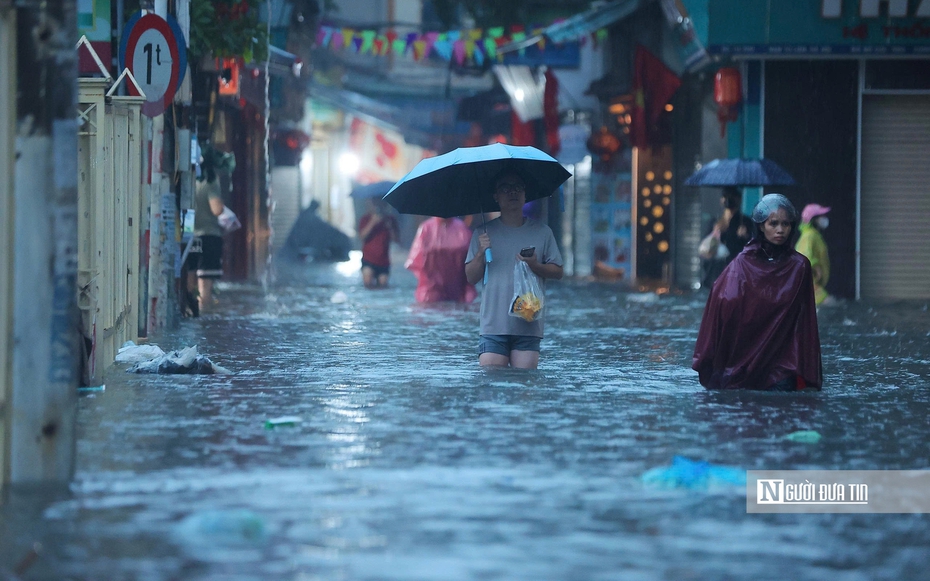 Mưa to "lạ thường" vẫn trút xuống Hà Nội, dự báo diễn biến sắp tới