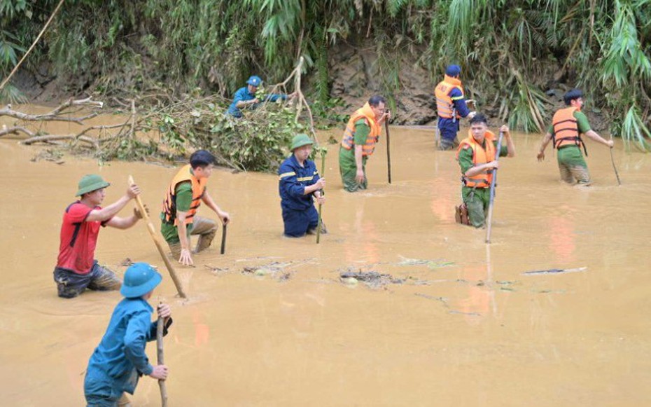 Ao cá bất ngờ bị vỡ, cuốn trôi 4 người đứng trên bờ