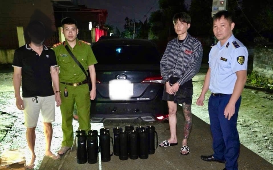 Bắt đối tượng, thu giữ 13 bình khí cười vận chuyển sang "đất Mỏ" để tiêu thụ