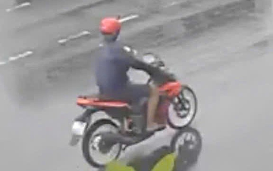 Sợ vợ la mắng do ăn chơi với bạn bè hết tiền lương, 9X đi cướp điện thoại