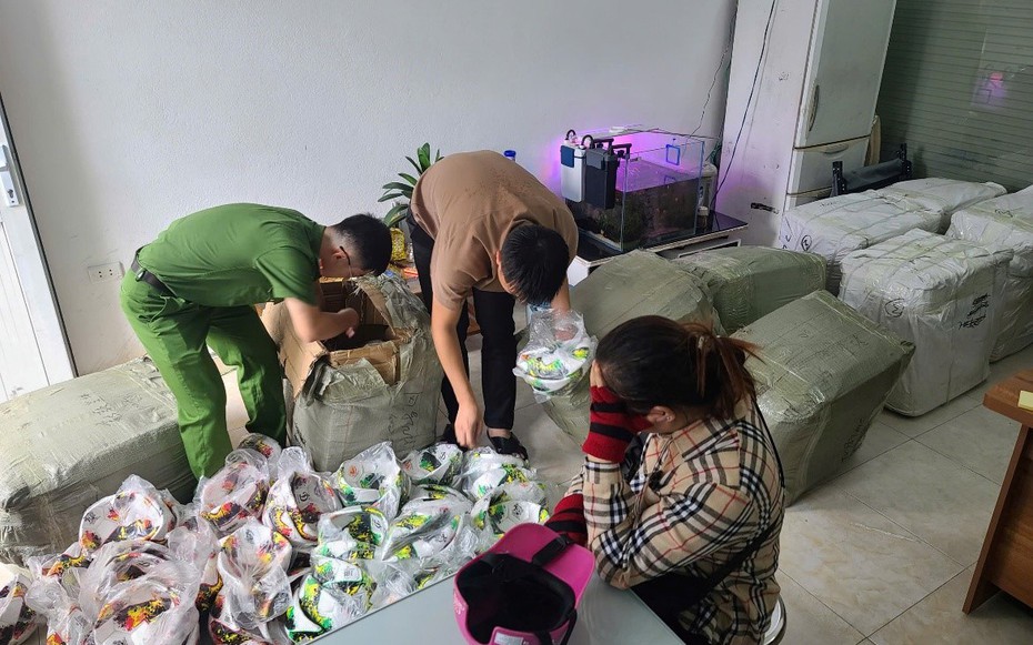 Triệt phá đường dây buôn bán hàng giả quy mô lớn xuyên biên giới