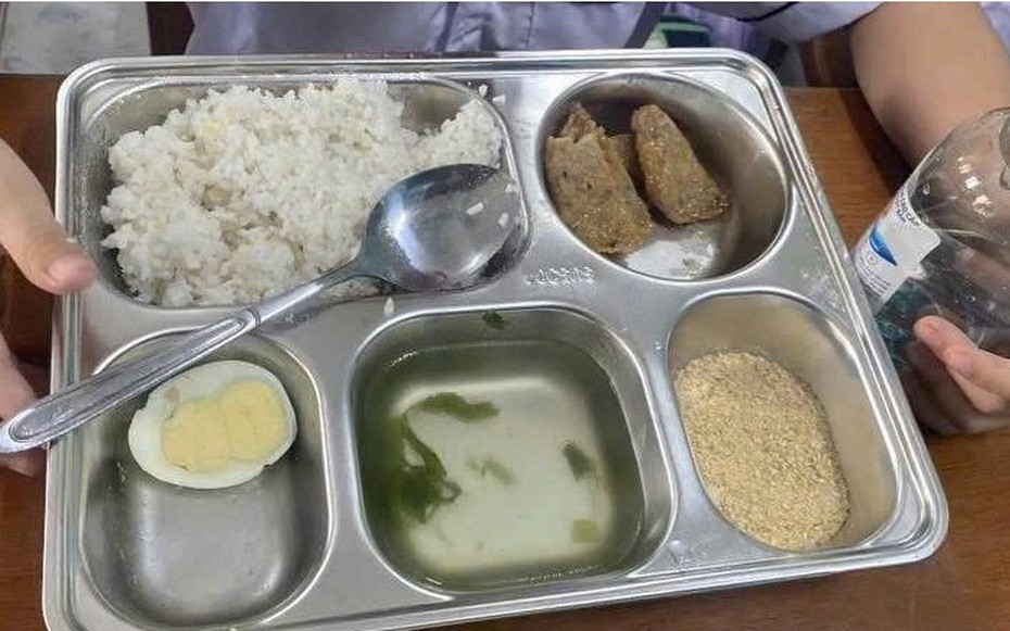 Bản tin 13/10: Yêu cầu kiểm điểm vụ bữa ăn "đạm bạc" của học sinh gây xôn xao dư luận