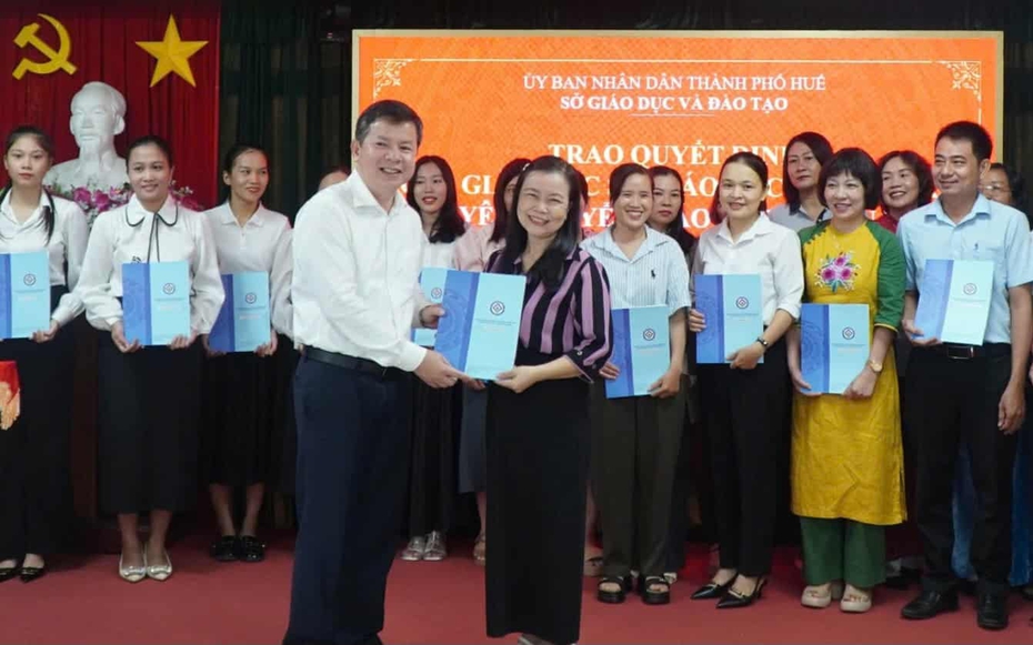 Huế công bố quyết định thuyên chuyển 56 cán bộ, giáo viên các cấp học