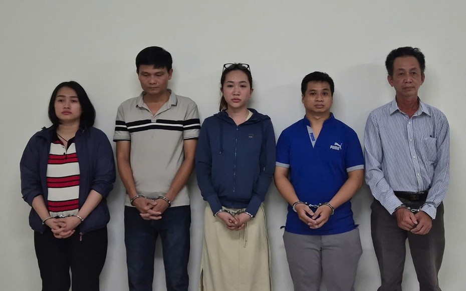 Vụ cô gái tử vong ở bệnh viện thẩm mỹ: Bắt tạm giam 5 đối tượng trong ê-kíp phẫu thuật