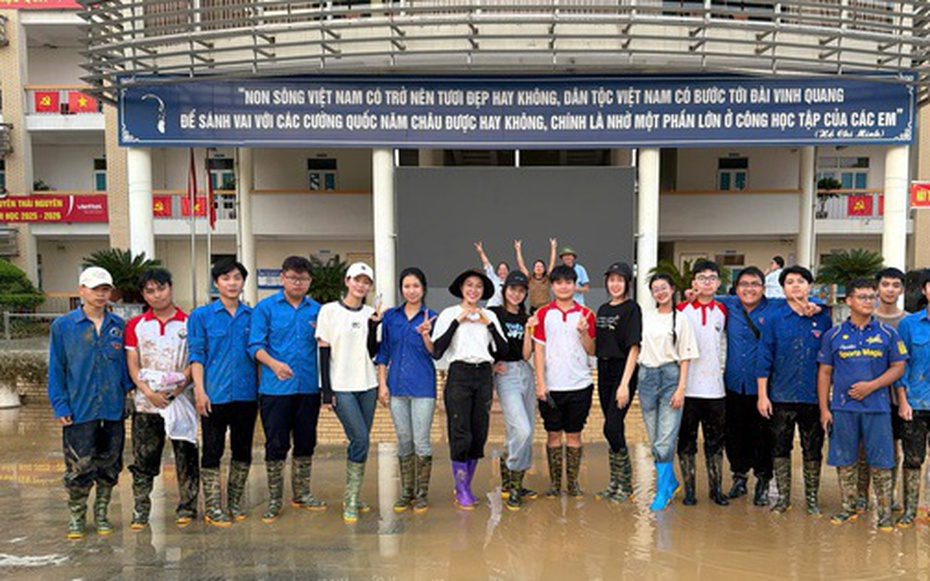 Các Hoa hậu, Á hậu đi dọn rác, dẹp bùn ở Thái Nguyên
