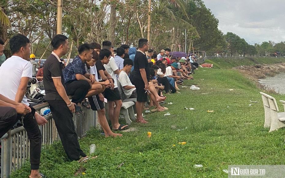 Hàng trăm người theo dõi tìm 3 bố con mất tích tại sông Lam
