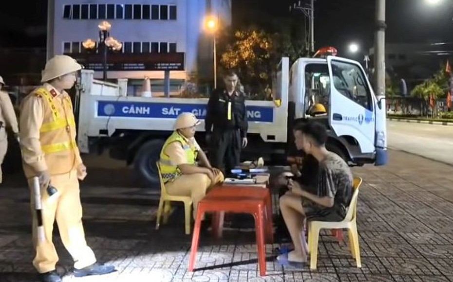 Công an Hà Tĩnh mở cao điểm xử lý thanh thiếu niên lạng lách, đánh võng, đăng tải clip để câu view