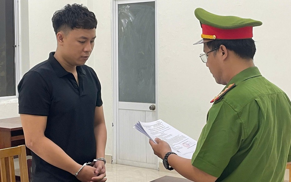 Bắt khẩn cấp đối tượng giả danh công an chặn xe, ép nữ sinh 18 tuổi đi nhậu rồi đưa vào khách sạn