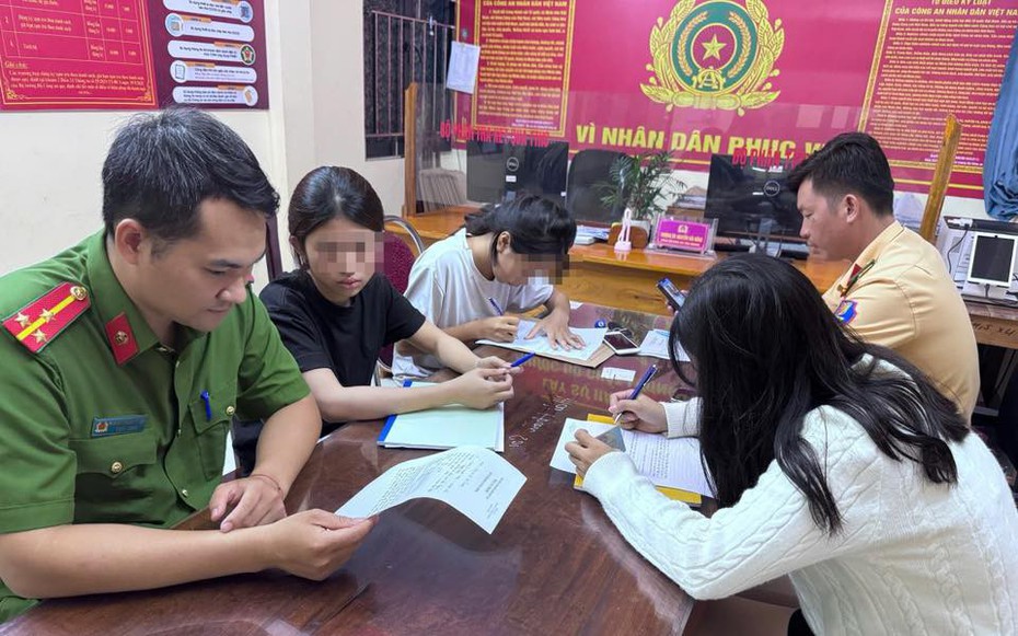 Xử lý 2 nữ sinh không đội mũ bảo hiểm, người sau xe ngồi quay ngược lại