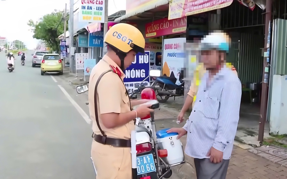 Sau cuộc nhậu, tài xế "méo mặt" vì bị tước bằng lái xe