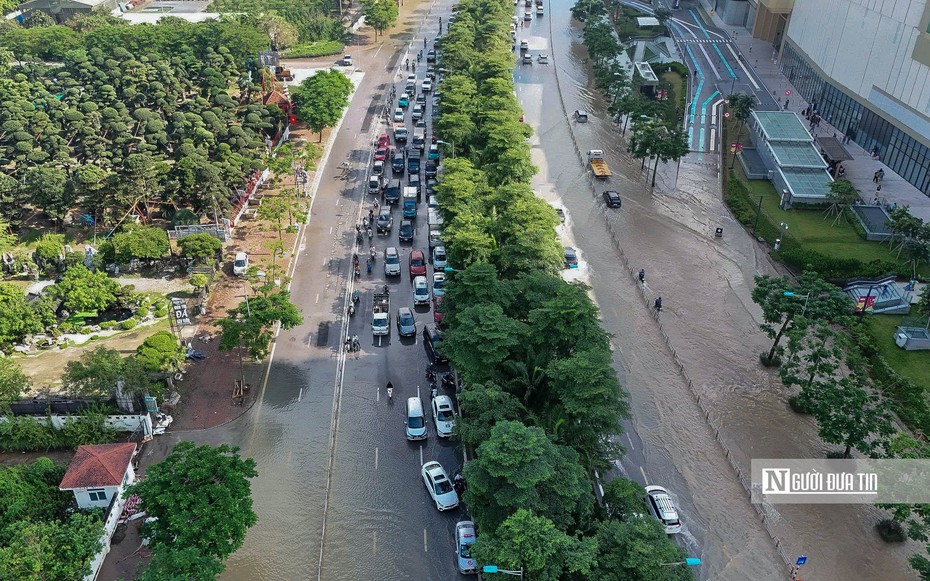 Hà Nội: Đường Võ Chí Công vẫn ngập sâu, giao thông ùn tắc hàng km