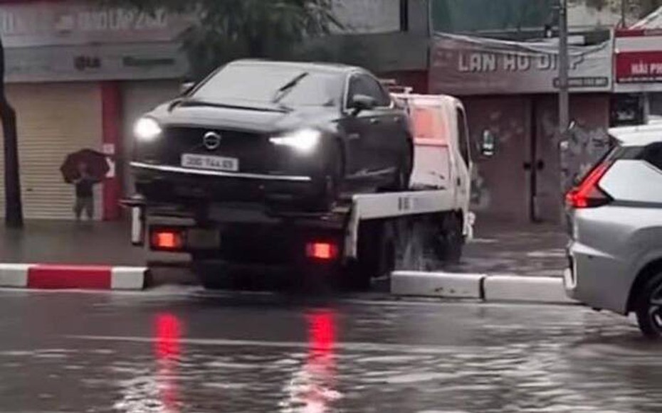 Tài xế xe cứu hộ "trèo" qua dải phân cách ngày mưa ngập bị phạt 5 triệu đồng