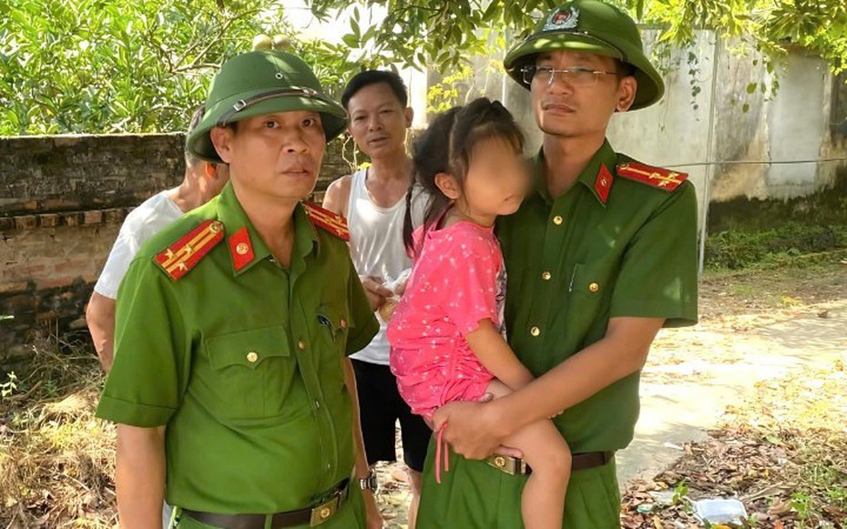 Nghẹt thở giải cứu bé gái 4 tuổi bị bố treo lên trần nhà ở Bắc Ninh