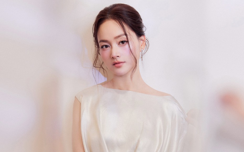 Lan Phương với nhan sắc gây ngỡ ngàng, khoe lưng trần hậu ly hôn