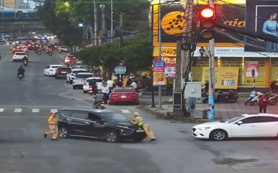 Tạm giữ hình sự tài xế tông thẳng vào cảnh sát giao thông