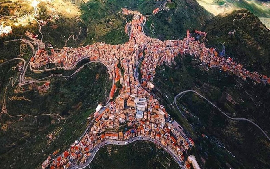 Kỳ lạ ngôi làng giống "hình người" trên đỉnh núi cao vút
