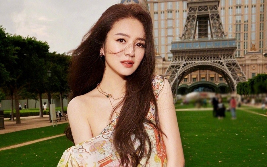 Lộ ảnh "nữ thần màn ảnh" sau khi chồng bị bắt: Sáng đưa con đi học, tối lên bar cùng trai lạ